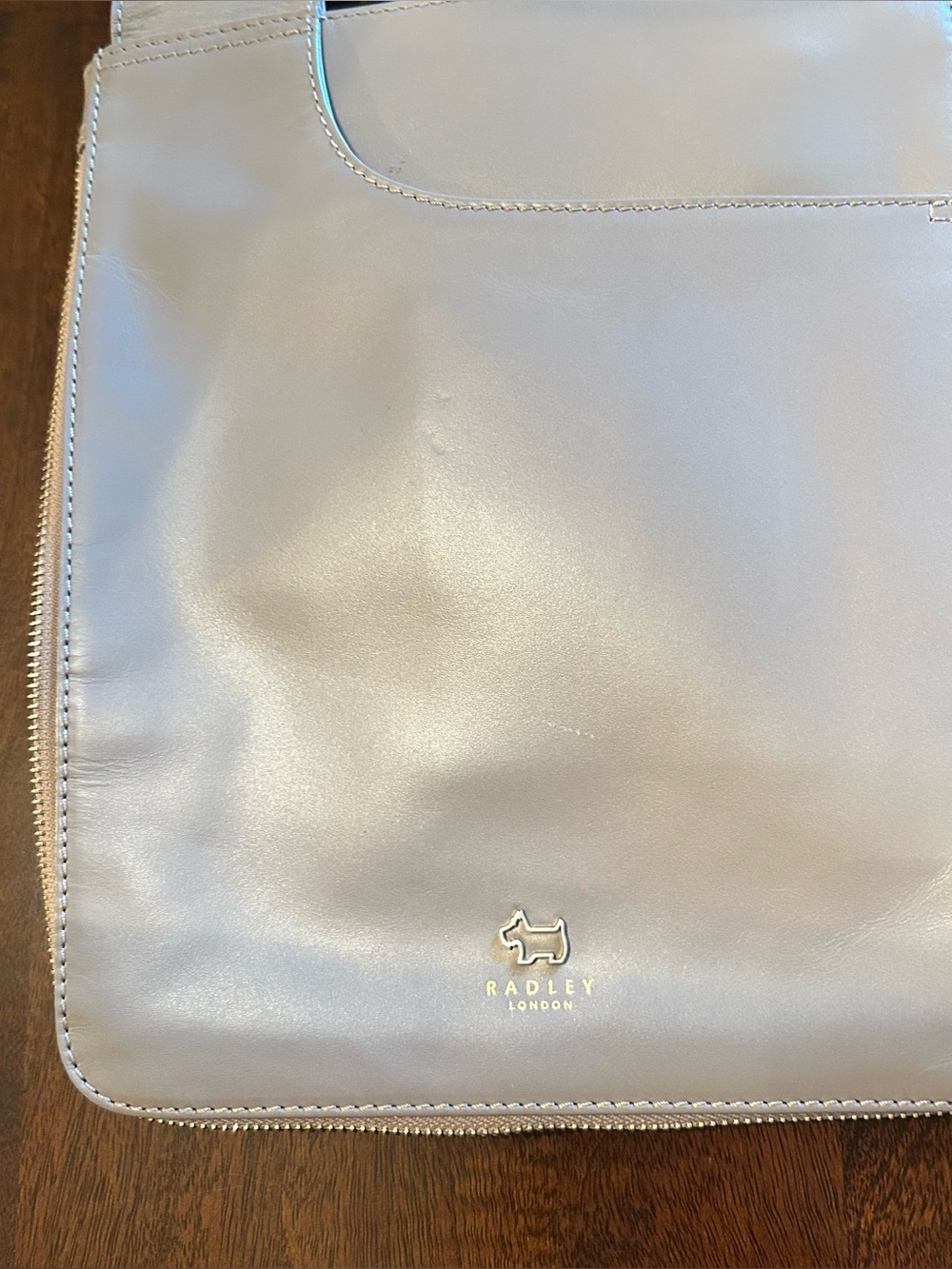 RADLEY LONDON Cream Leather Shoulder bag/purse with Gold Logo. Very nice